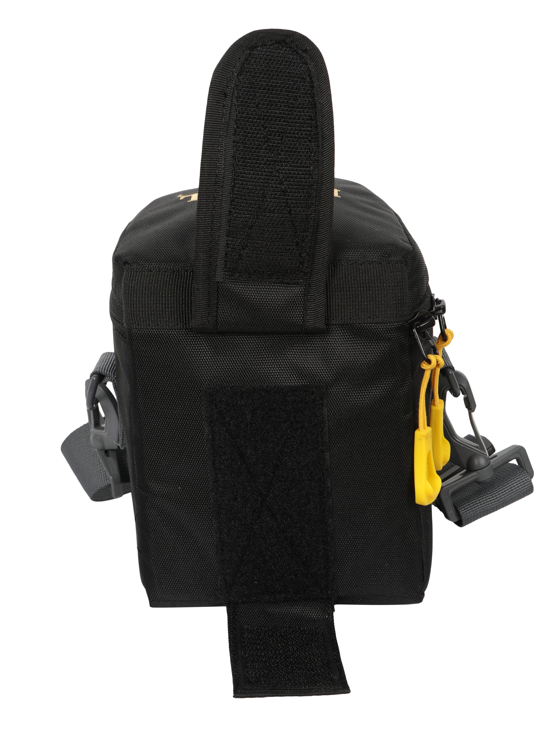 Image: Back view of the P62 Lens Pack 1, displaying the waist strap that can be attached to a belt for secure and comfortable wear. The bag also features a sling that can be worn around the neck for easy access to the lens. Enjoy versatile carrying options and keep your lens within reach with the P62 Lens Pack 1.